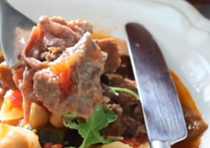 牛たんすじ肉のトマト煮込み